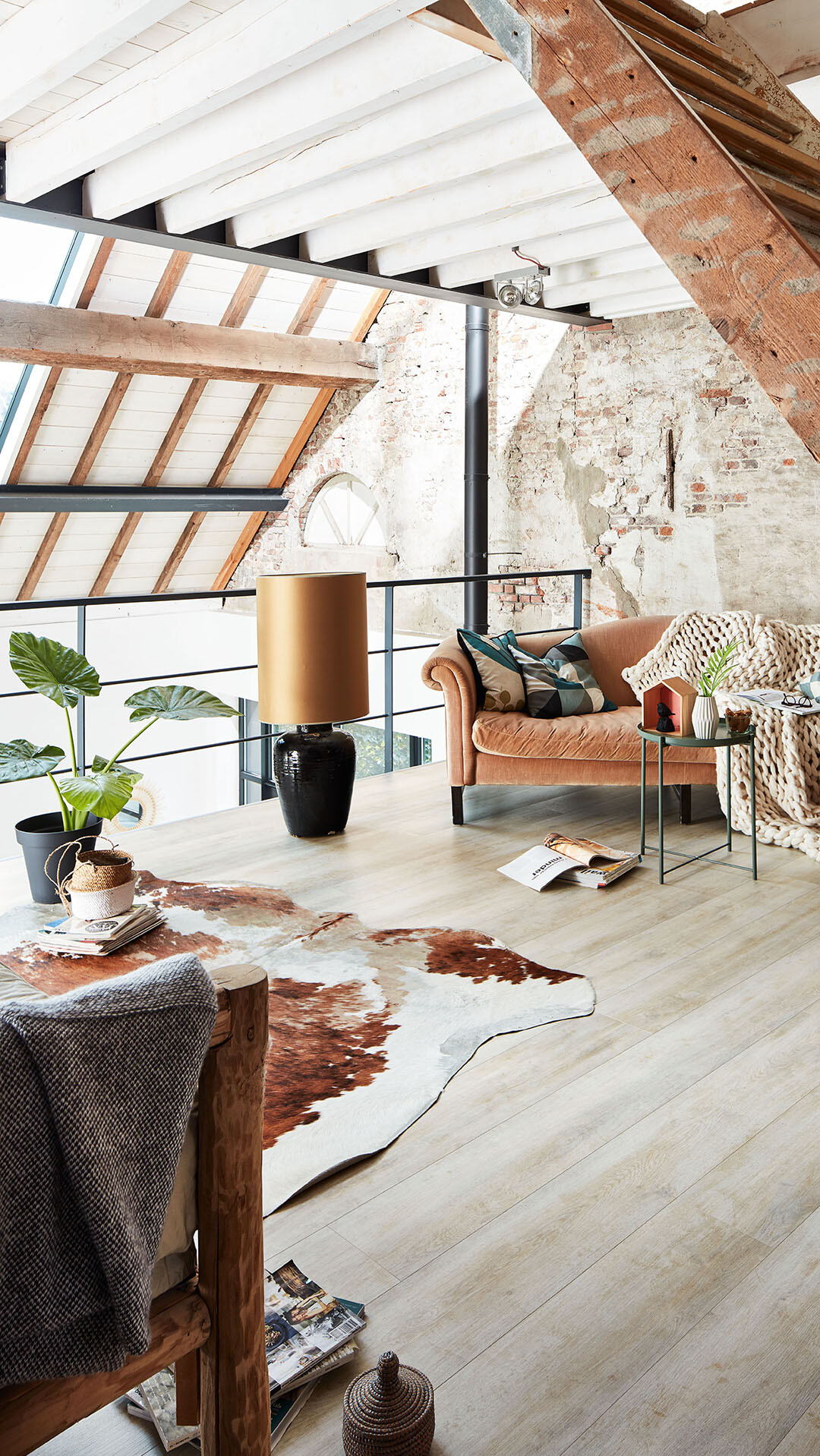 Dachschrägen stilvoll gestalten Dachschräge eines renovierten Bauernhaus mit weißen Paneelen verkleidet